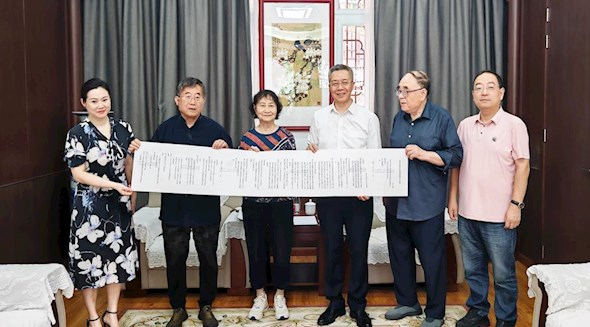 骆成骧后裔赴“状元府”捐赠珍贵史料