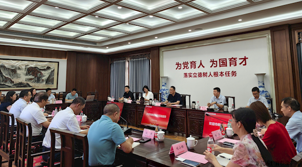 市教委副主任伍平伟调研指导我院工作并看望慰问教职工